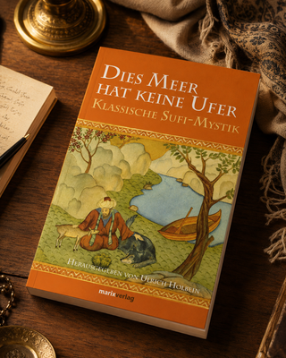 „Dies Meer hat keine Ufer – Klassische Sufi-Mystik“ auf einem Holztisch mit warmem Licht und orientalisch inspirierten Accessoires.